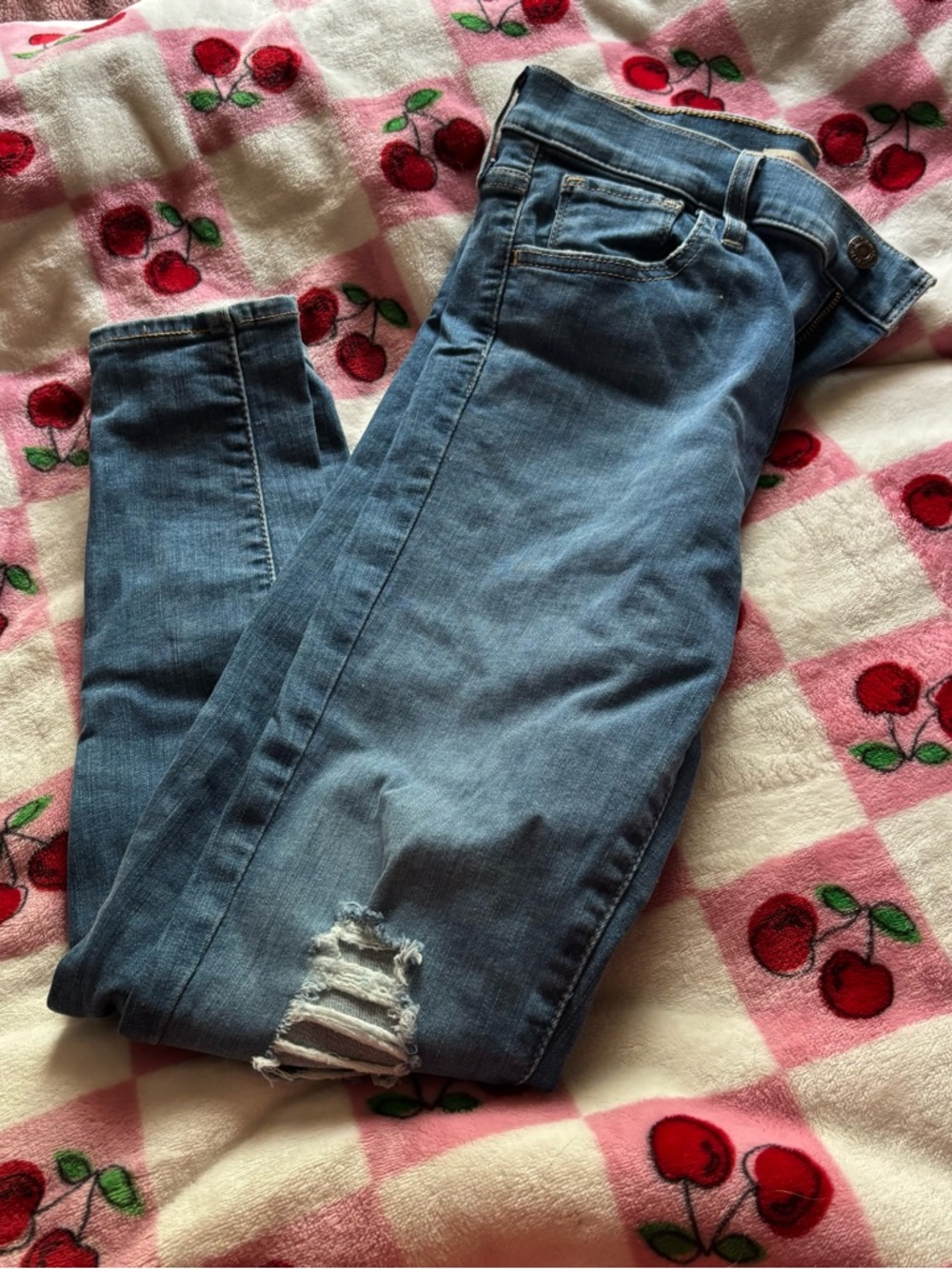 Levi's Medium Blue Women's Skinny Jeans with Knee Distress